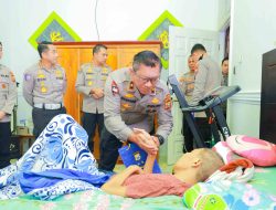 Wakapolda Ajangsana Dengan Anggota Yang Sedang Sakit di Ternate