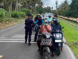 Gunung Dukono Erupsi, Brimob Malut Bagikan Masker ke Warga