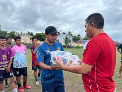 Dukung Sepak Bola Usia Dini, Anggota DPD RI Beri Bola dan Rompi ke SSB di Tidore