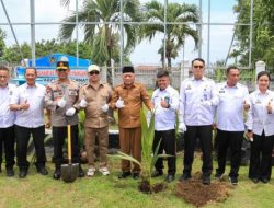 Sinergi Wujudkan Ketahanan Pangan, Kapolda Malut Ikut Tanam Seribu Pohon Kelapa
