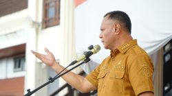 Walikota Tidore Kepulauan, Muhammad Sinen, SE menyampaikan arahan saat memimpin Apel Gabungan Awal Tahun 2026 ASN, P3K, Non ASN lingkup Pemda Kota Tidore Kepulauan di halaman Kantor Walikota Tidore Kepulauan, (4)