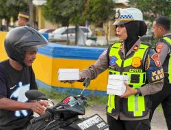 Satlantas Polres Halteng Bagi-bagi Takjil di Hari Pertama Puasa Ramadhan