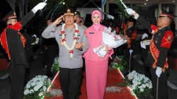 Suasana Haru dan Tradisi Pedang Pora Antarkan Purna Tugas Irjen Pol Waris Agono