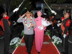 Suasana Haru dan Tradisi Pedang Pora Antarkan Purna Tugas Irjen Pol Waris Agono