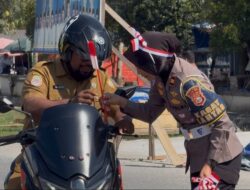 Sambut HUT RI, Satlantas Polres Halteng Bagikan Ratusan Bendera Merah Putih