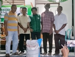 Siasati Kemarau, Anggota DPRD Ternate Salurkan Pupuk ke Petani Kangkung
