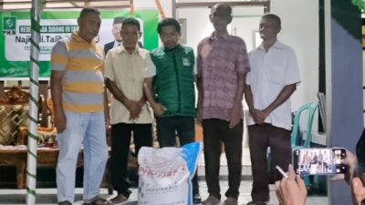 Siasati Kemarau, Anggota DPRD Ternate Salurkan Pupuk ke Petani Kangkung
