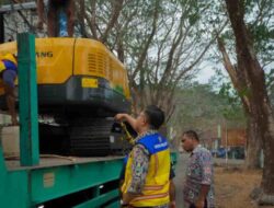 BPJN Malut Kerahkan Excavator Padamkan Kebakaran TPA Takome